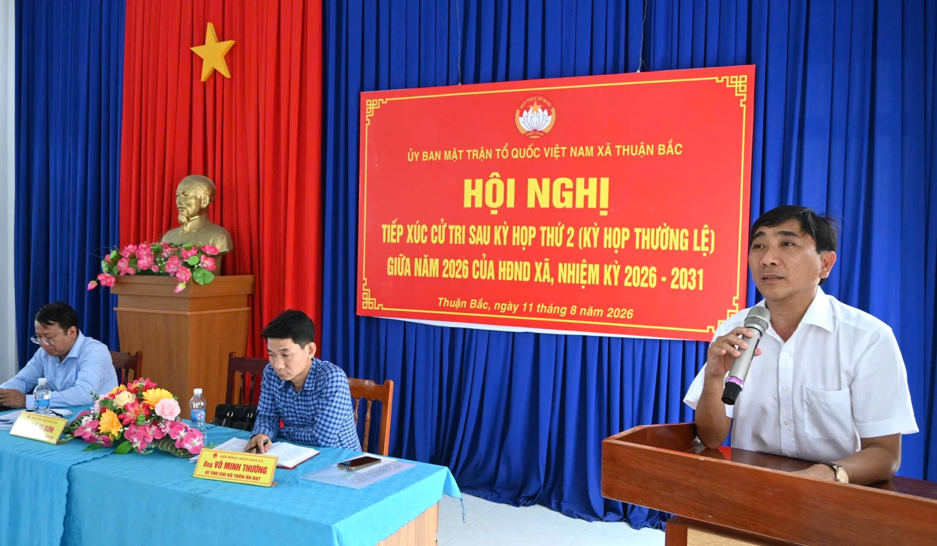 Ông Hồ Sĩ Sơn, Bí thư Đảng uỷ, Chủ tịch HĐND xã phát biểu tại buổi tiếp xúc Cử tri thôn Ấn Đạt