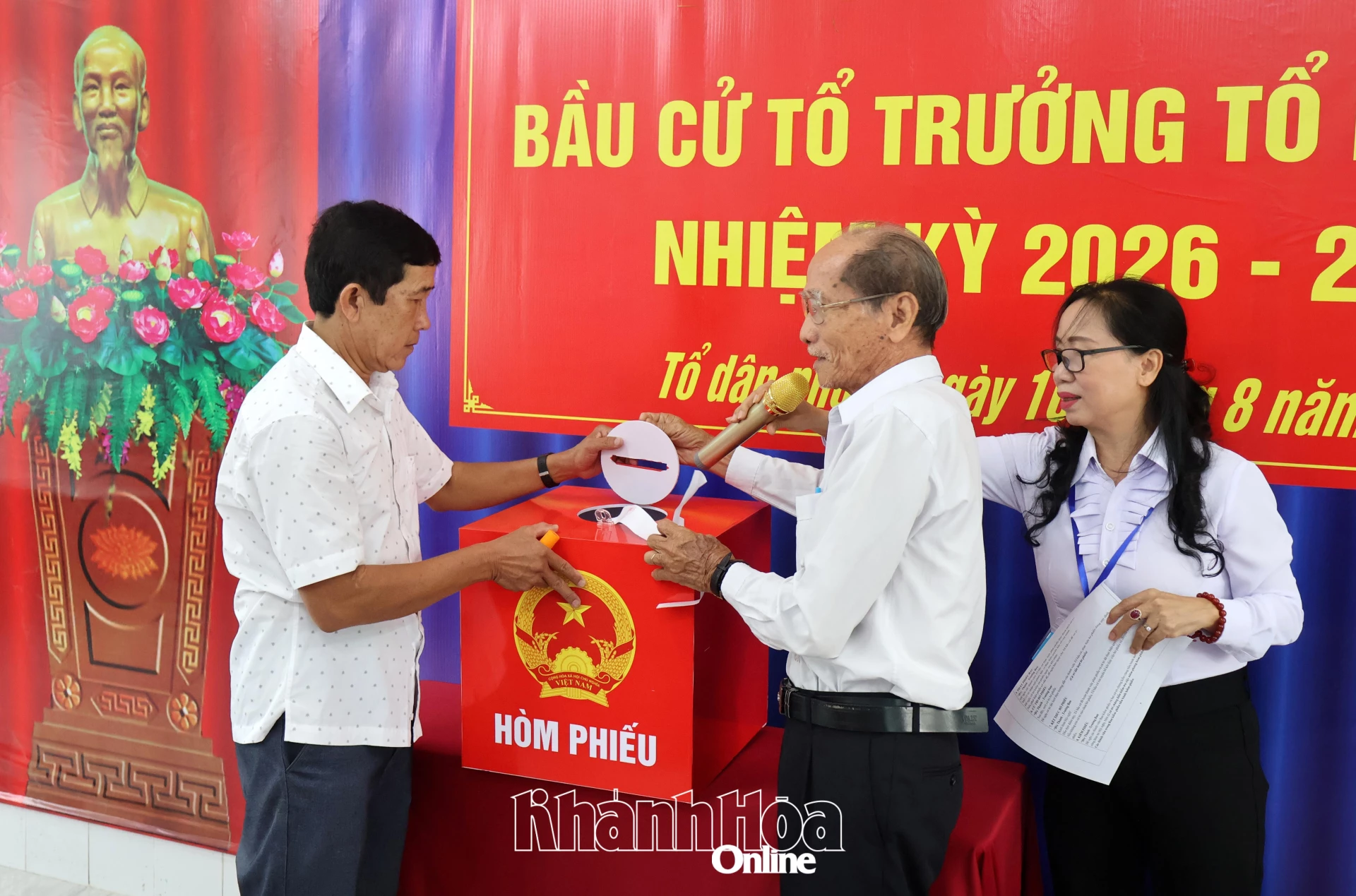 Đại diện cử tri Tổ dân phố 2 (phường Bảo An) kiểm tra hòm phiếu và tiến hành niêm phong.