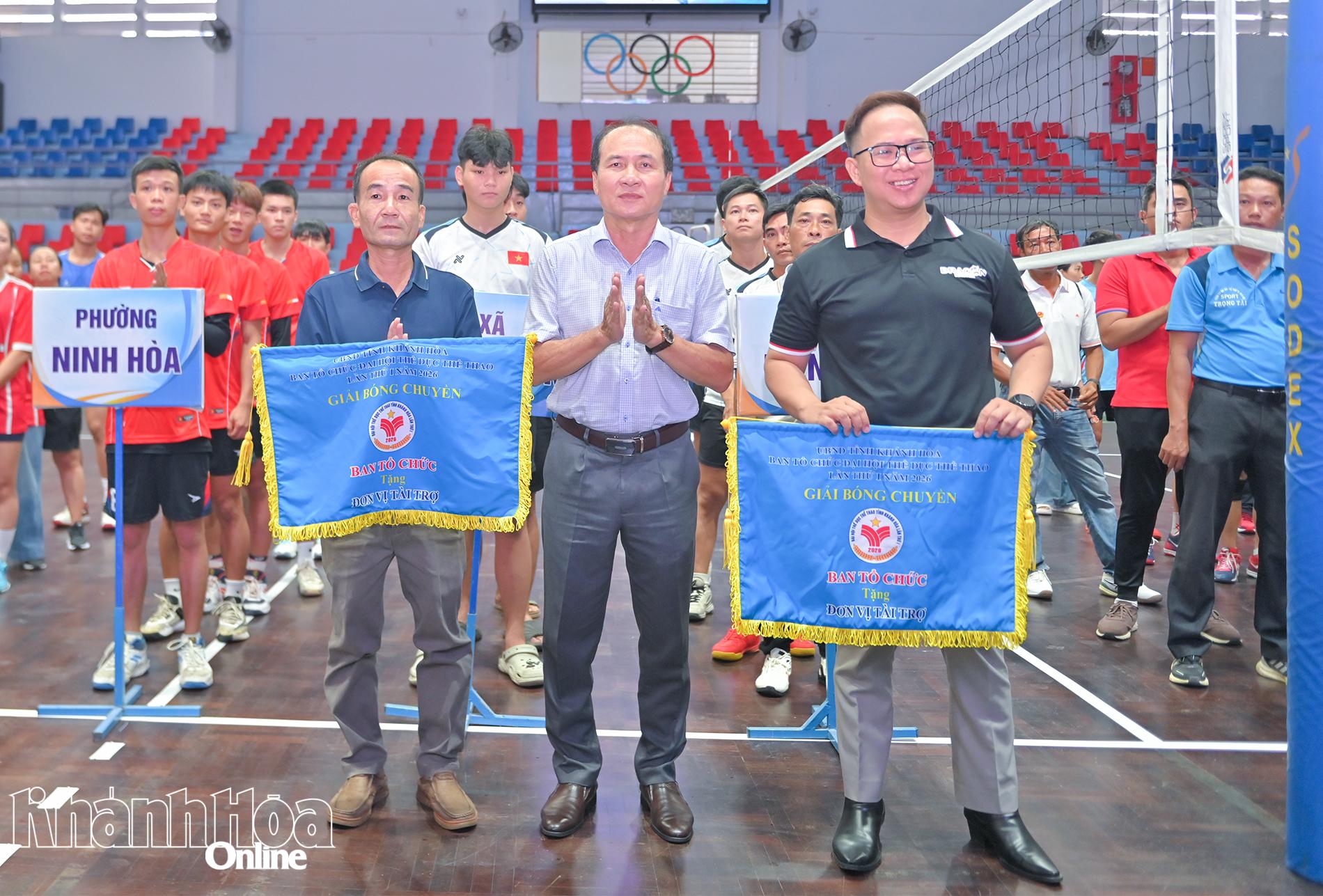 Nguyen Tuan Thanh, deputy director of Khanh Hoa Provincial Department of Culture, Sports and Tourism, presents appreciation flags to sponsors

