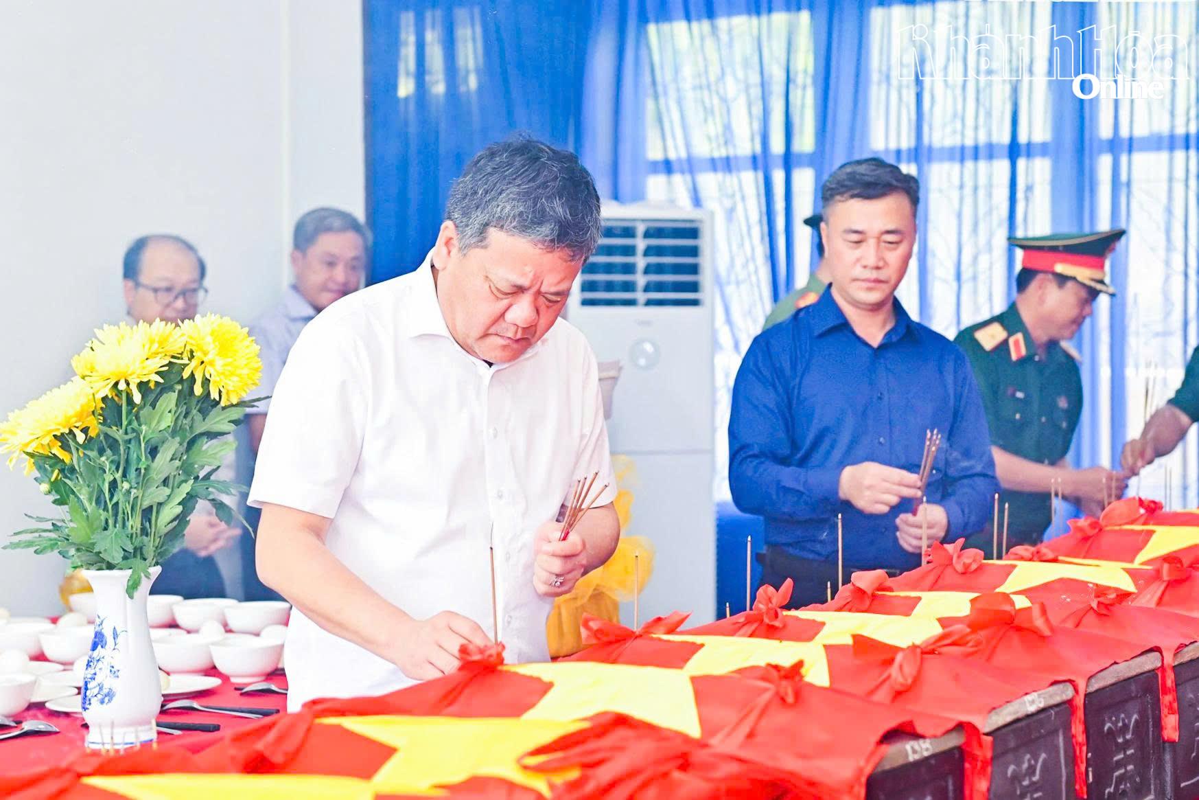 Đồng chí Trần Phong và đồng chí Nguyễn Việt Hùng thành kính dâng hương 