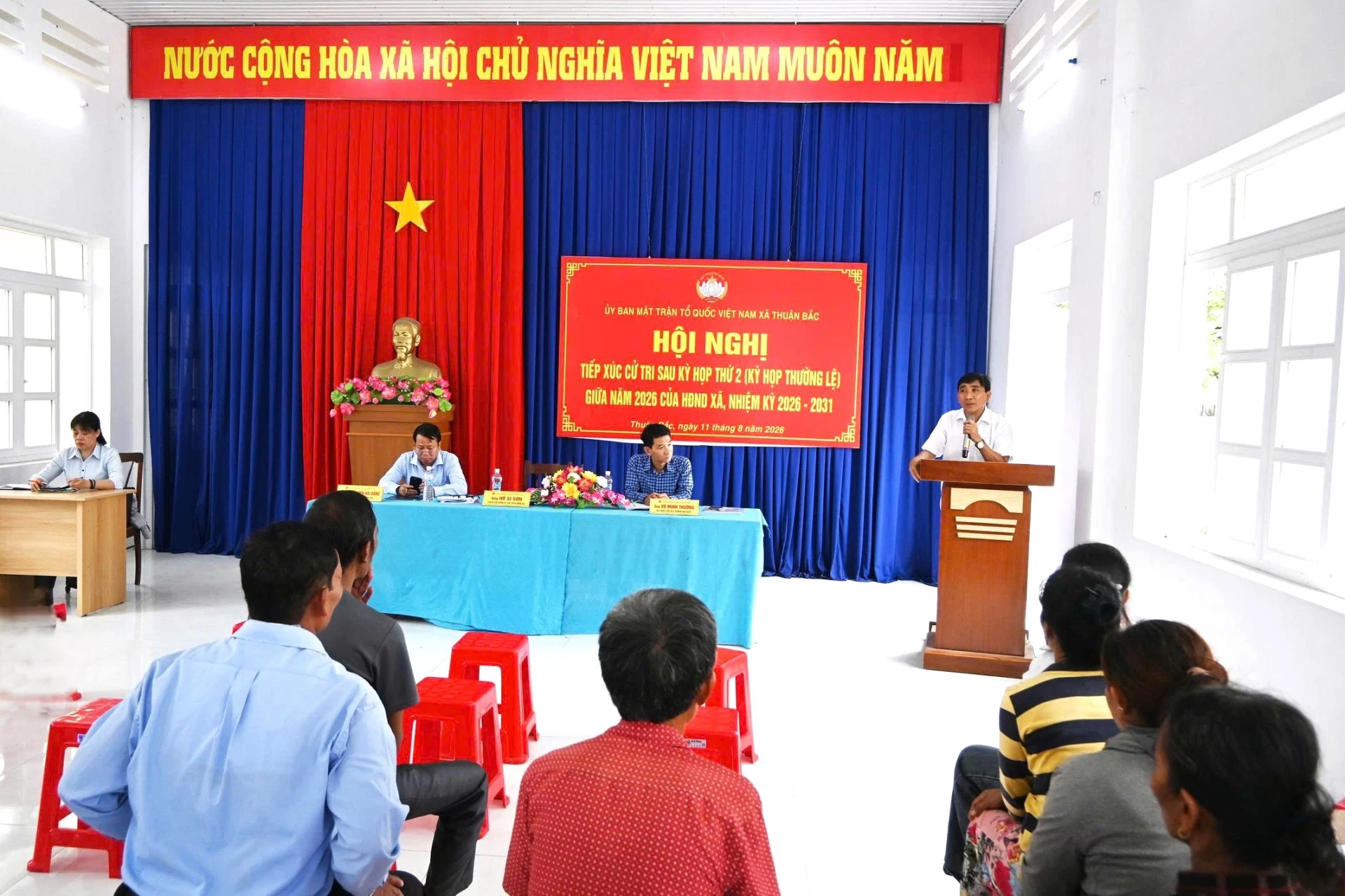 Đại biểu HĐND xã Thuận Bắc tiếp xúc cử tri thôn Ấn Đạt.