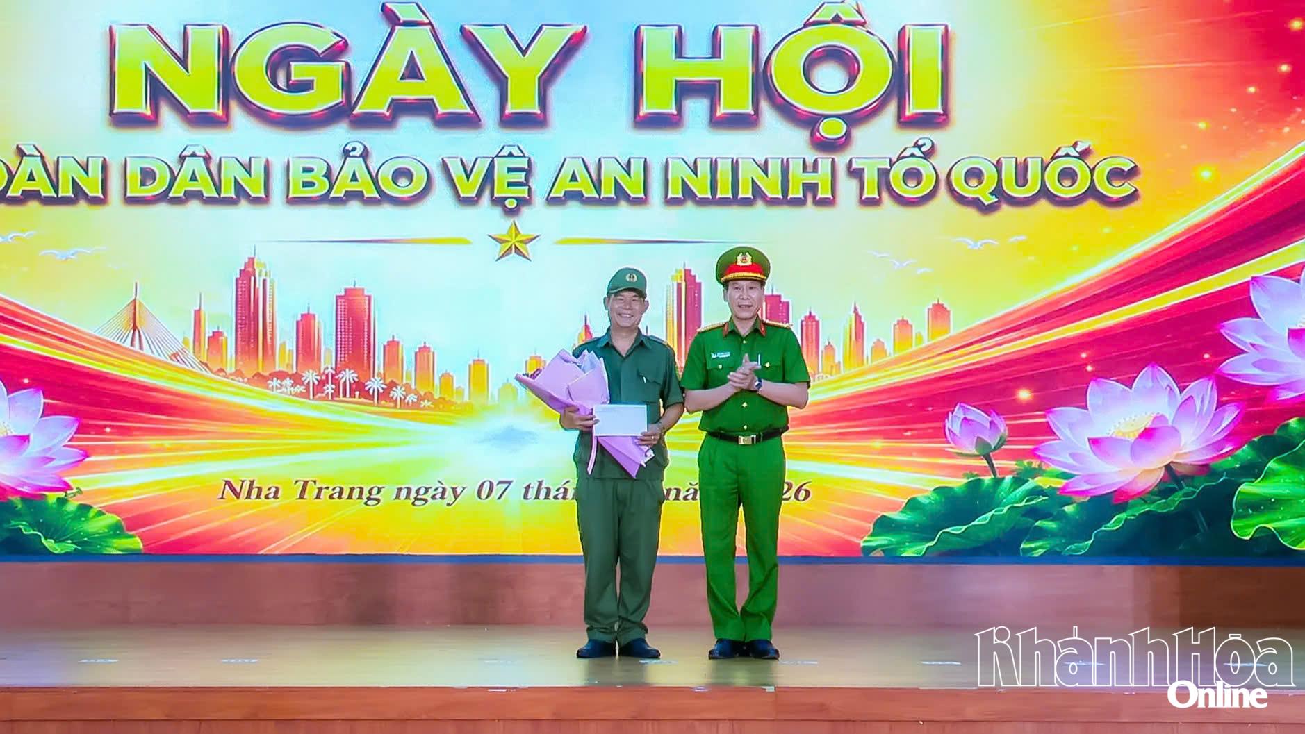 Lãnh đạo Công an phường Nha Trang trao trao quà cho Quỹ “Nghĩa tình đồng đội” ANTT cơ sở phường Nha Trang.