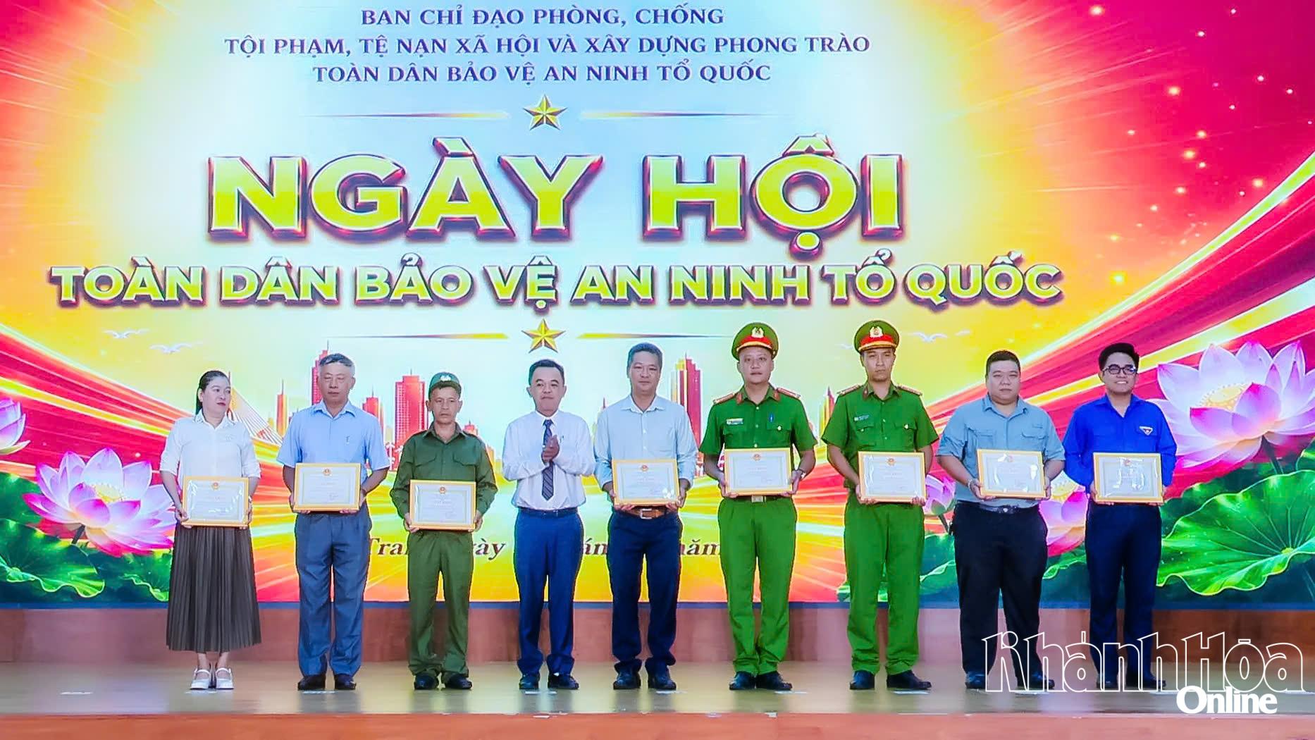 Lãnh đạo phường Nha Trang trao giấy khen cho các cá nhân.