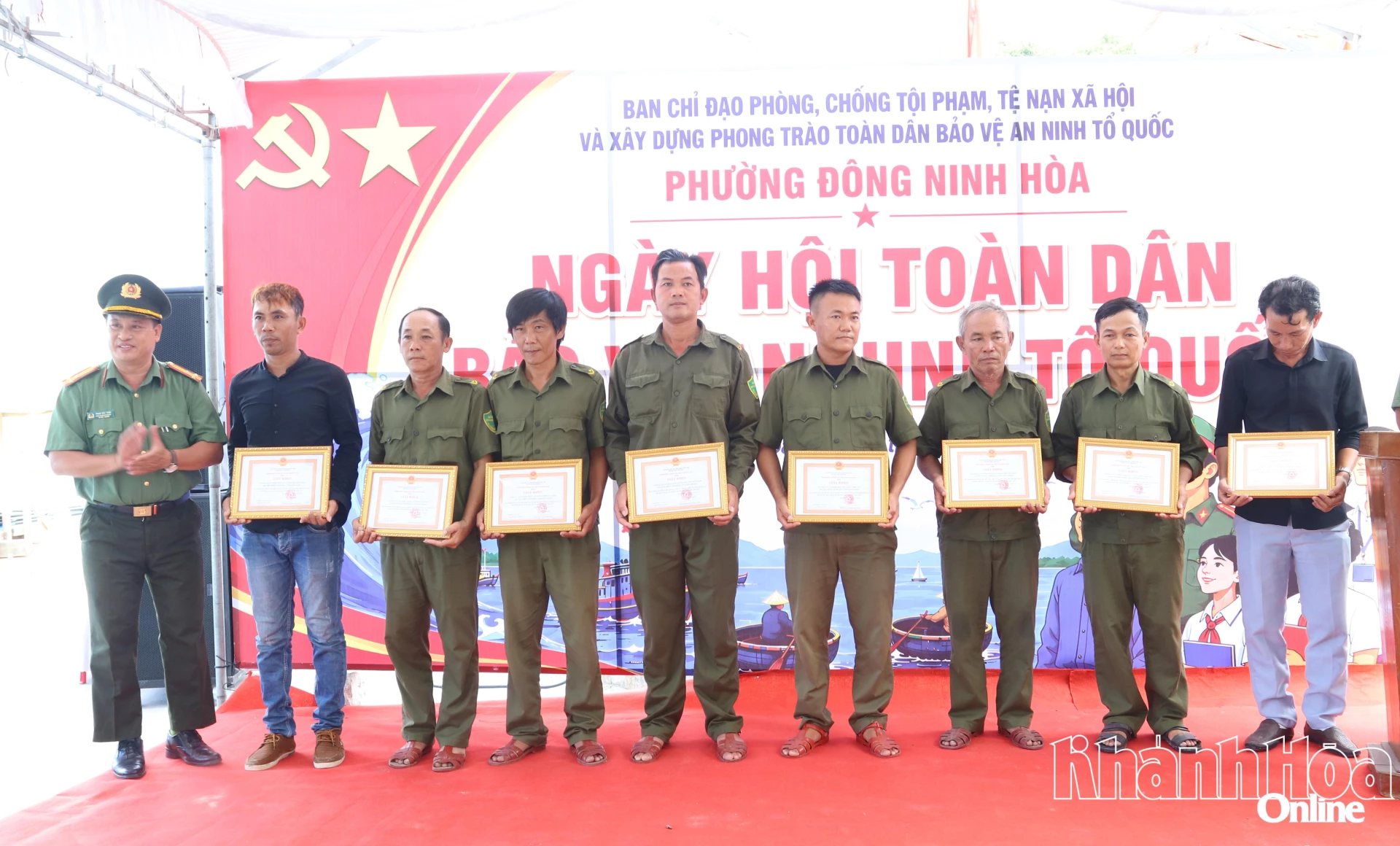 Thừa ủy quyền của Giám đốc Công an tỉnh, lãnh đạo Phòng Tham mưu trao giấy khen cho các tập thể xuất sắc.