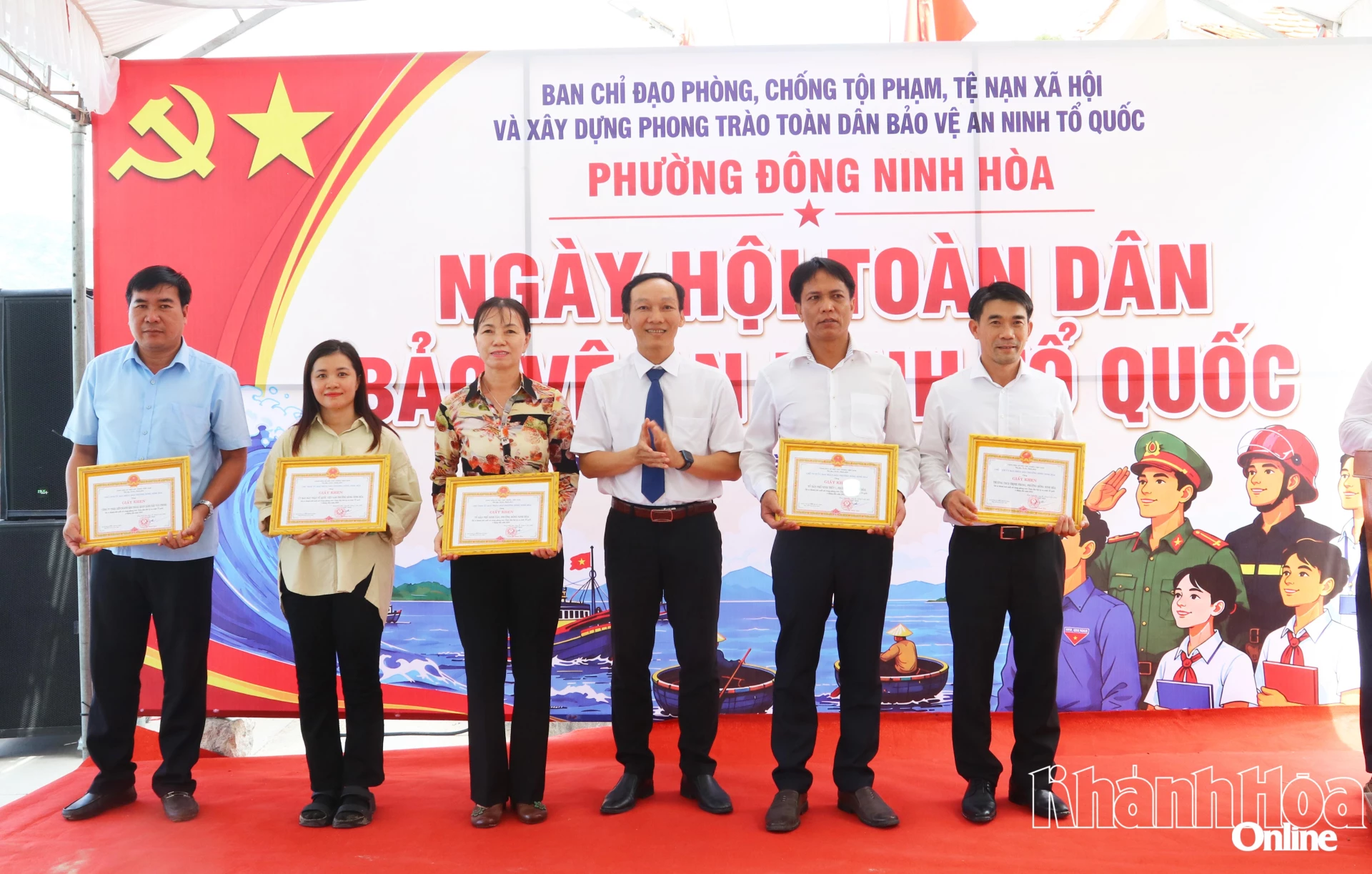 Lãnh đạo phường Đông Ninh Hòa trao giấy khen cho các tập thể xuất sắc.
