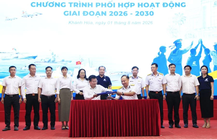 Thượng tá Trần Văn Vương, Lữ đoàn trưởng và Phó giáo sư, Tiến sĩ Đinh Văn Châu ký kết phối hợp hoạt động.