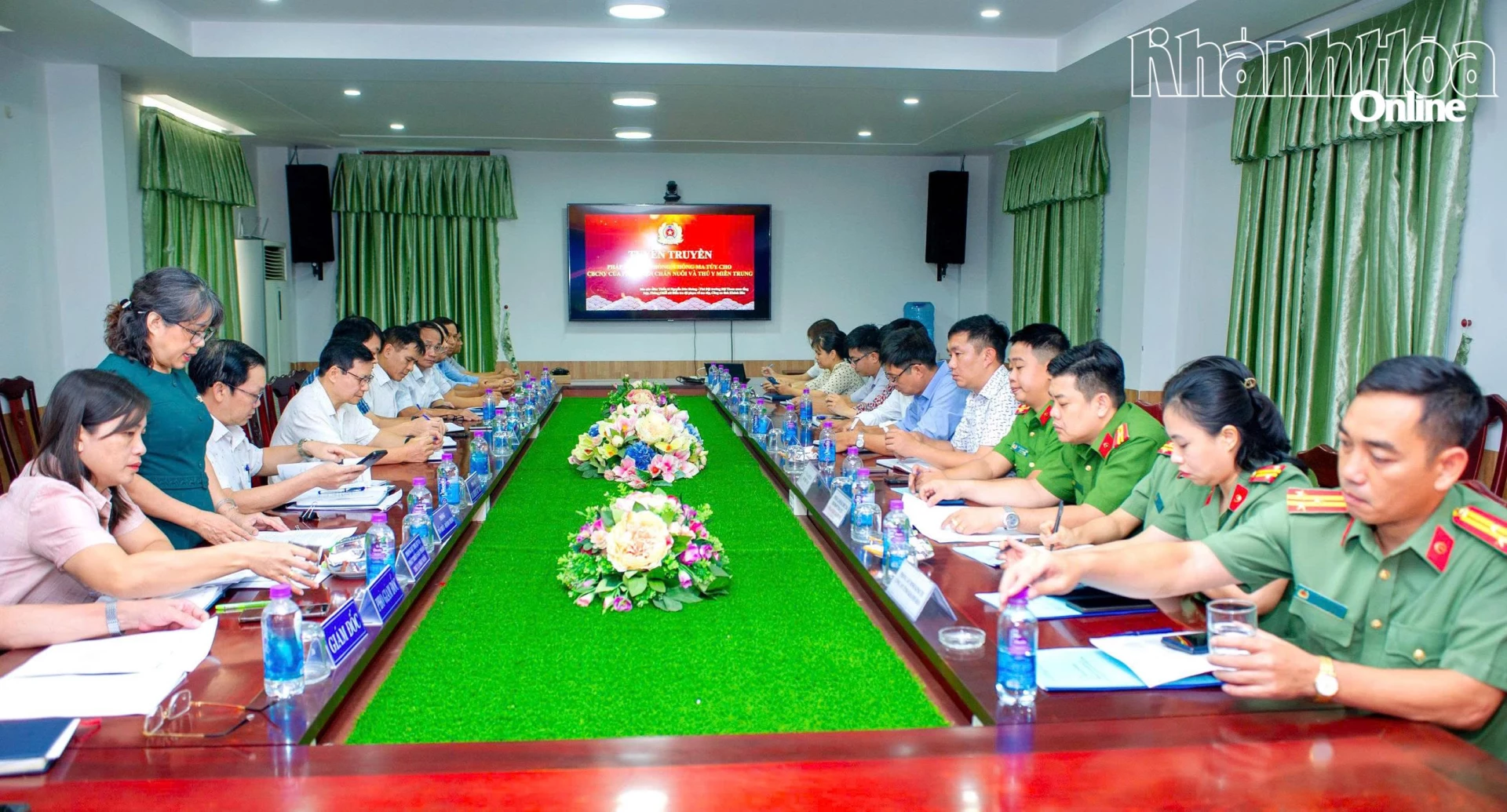 Các đại biểu tham dự buổi lễ ra mắt mô hình.