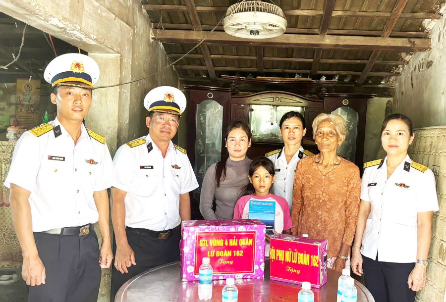 Đoàn công tác tặng quà cho em