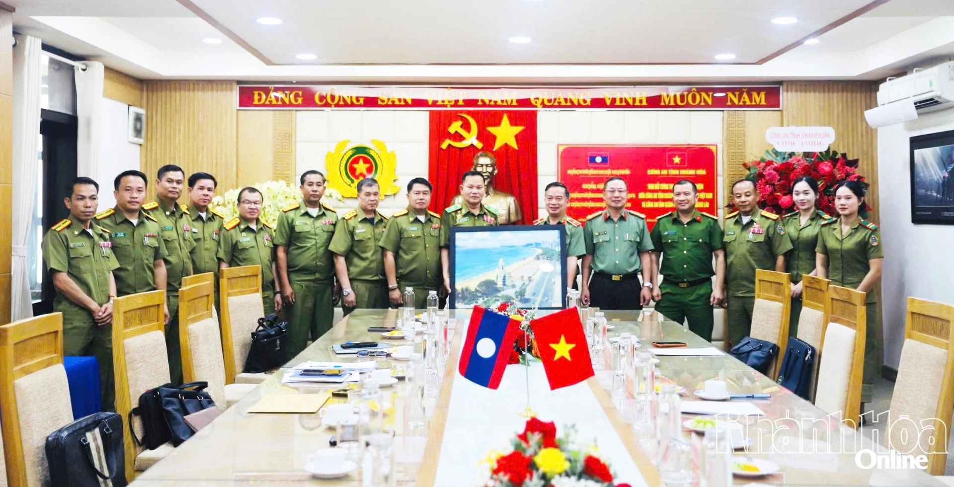 Thiếu tướng Nguyễn Hữu Phước tặng quà lưu niệm đoàn công tác Công an tỉnh Chăm-pa-sắc.