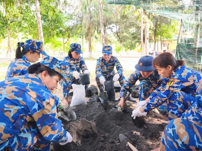 Hội Phụ nữ Lữ đoàn 101 ươm cây hưởng ứng chương trình “Xanh hóa Trường Sa”