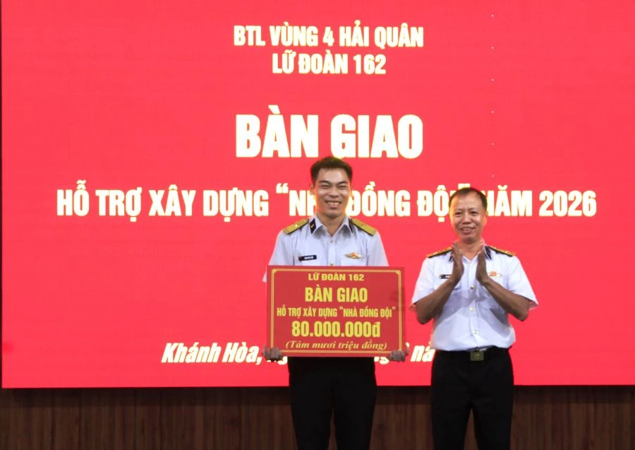 Đại tá Vũ Viết Bằng trao biển biểu trưng kinh phí hỗ trợ xây dựng “Nhà đồng đội” cho đồng chí Tuấn