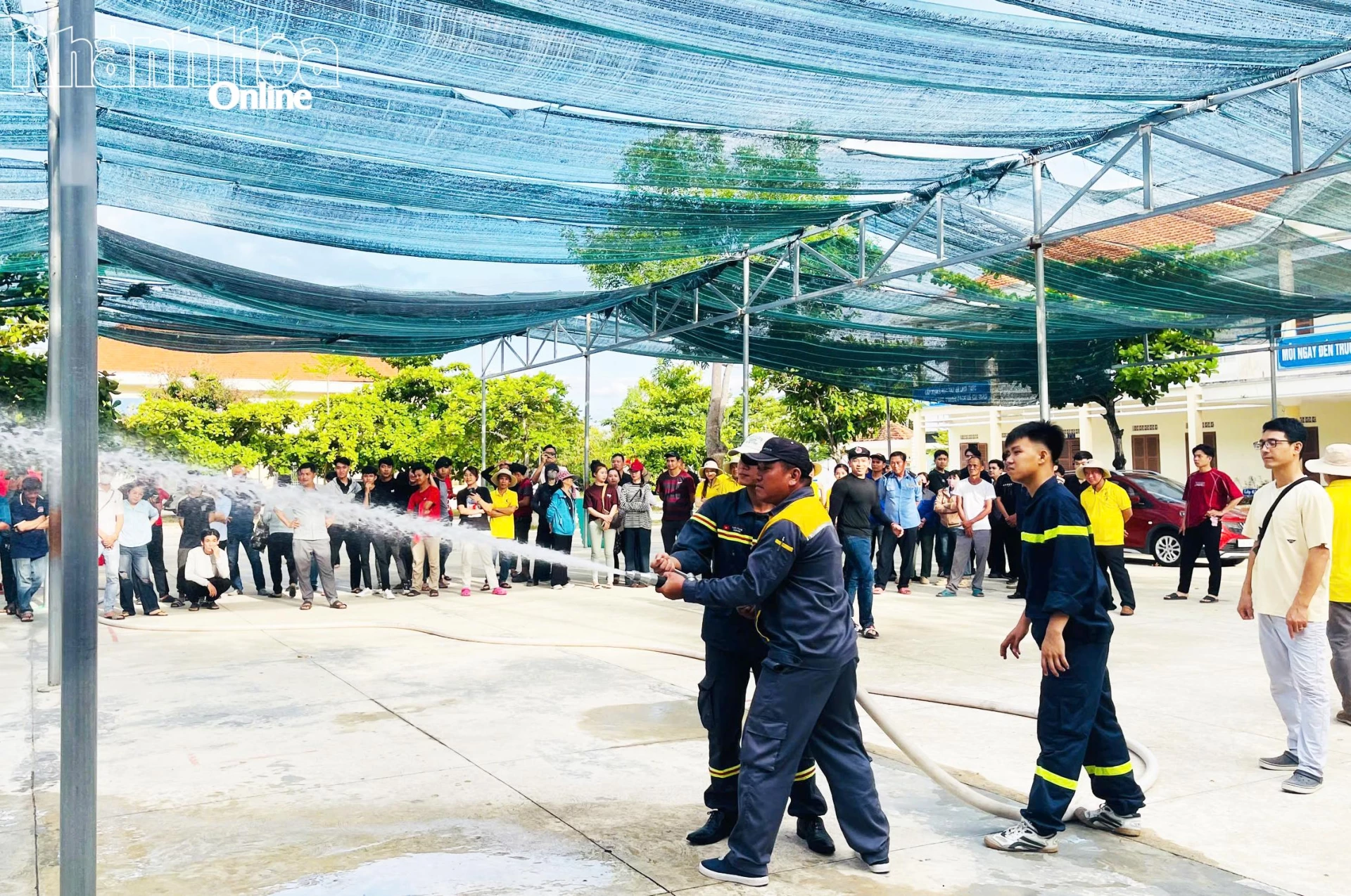 Chiến sĩ chữa cháy hướng dẫn các học viên kỹ năng sử dụng lăng chữa cháy để dập lửa.
