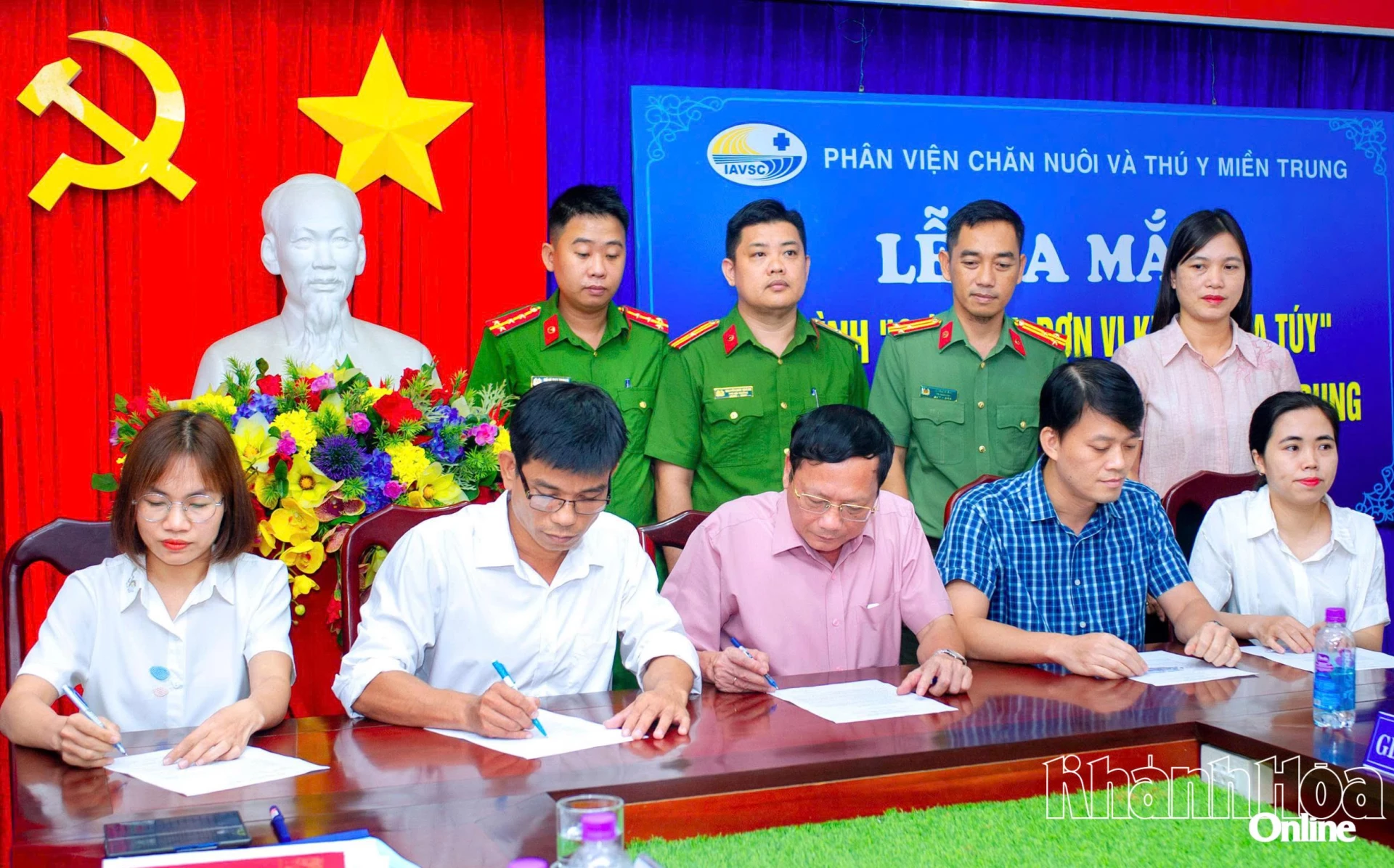 Cán bộ công nhân viên Phân viện ký cam kết thực hiện mô hình.