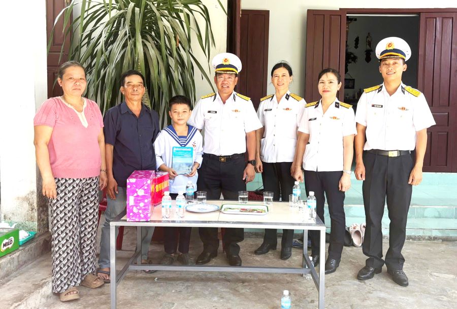 Đoàn công tác tặng quà cho em Hoàng Trí Bảo.