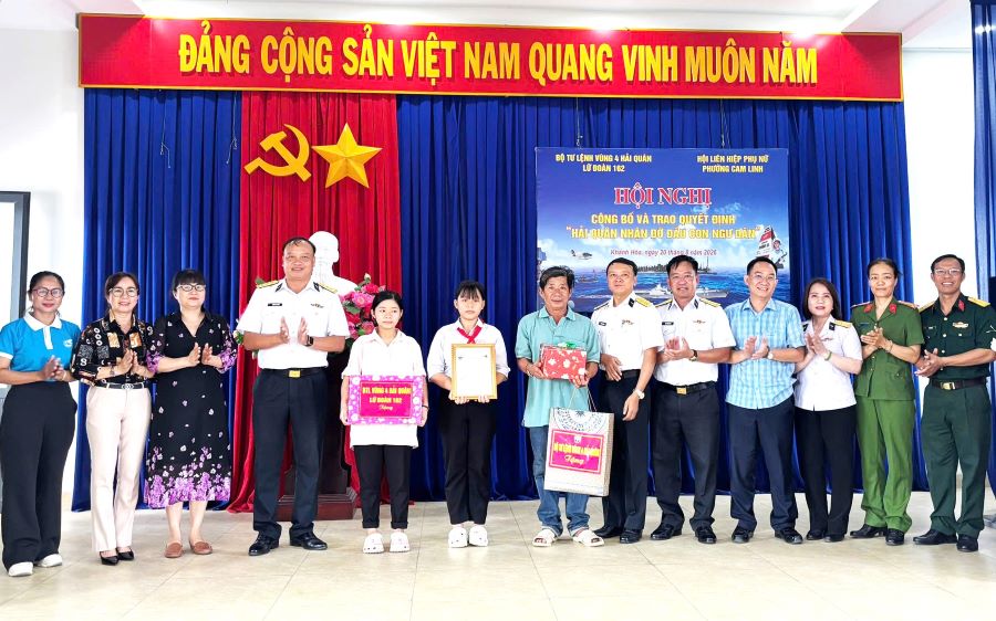 Trao quyết định “Hải quân nhận đỡ đầu con ngư dân” cho cháu Nguyễn Thị Hồng Vân