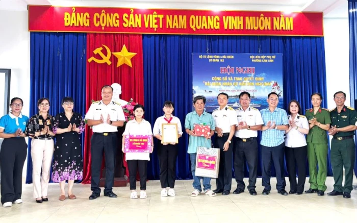 Lữ đoàn 162 nhận đỡ đầu con ngư dân có hoàn cảnh khó khăn