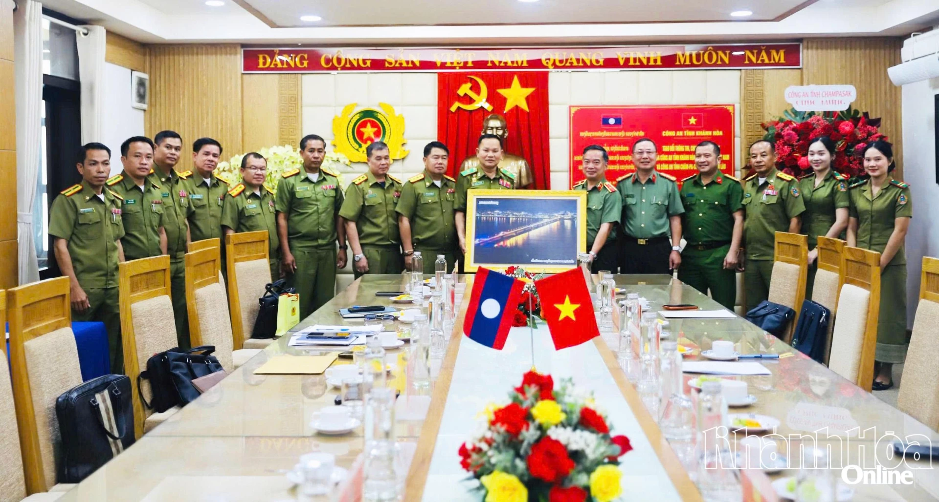 Thiếu tướng Bun Iêng Phăn Vông Sả tặng quà lưu niệm Công an tỉnh Khánh Hòa.