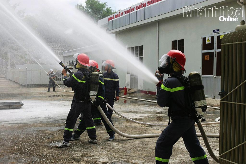 Lực lượng chữa cháy chuyên nghiệp tiếp cận hiện trường dập lửa.
