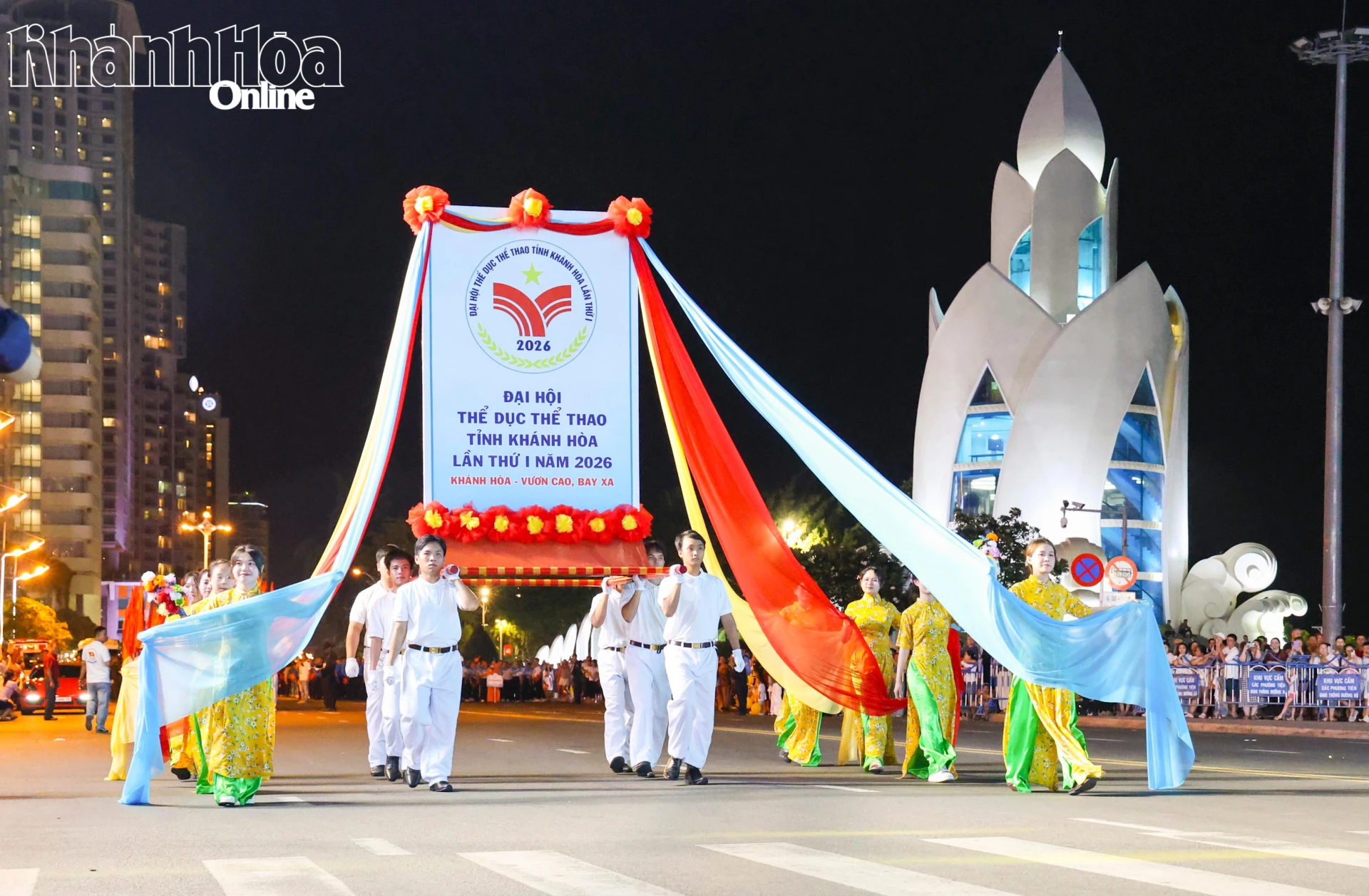 Khối kiệu biểu tượng Đại hội Thể dục thể thao tỉnh Khánh Hòa lần thứ I năm 2026 diễu hành.