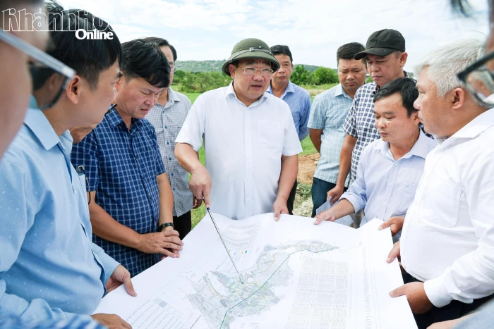 Phó Chủ tịch UBND tỉnh Trịnh Minh Hoàng kiểm tra công tác giải phóng mặt bằng các dự án thủy lợi