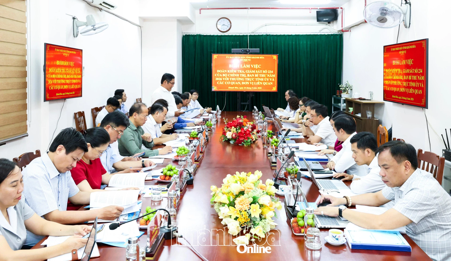 Quang cảnh buổi làm việc. 
