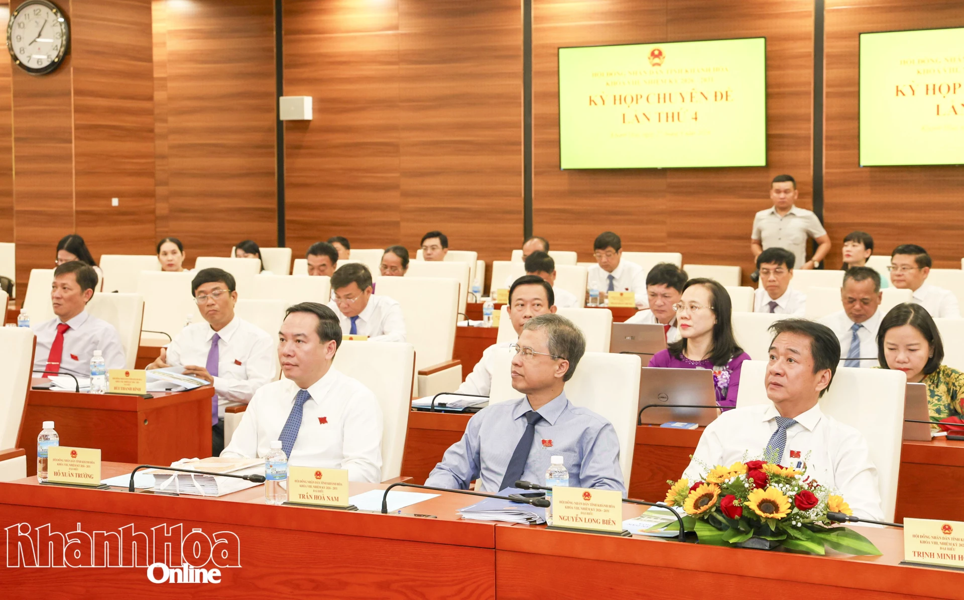 Các đồng chí lãnh đạo tỉnh tham dự kỳ họp.