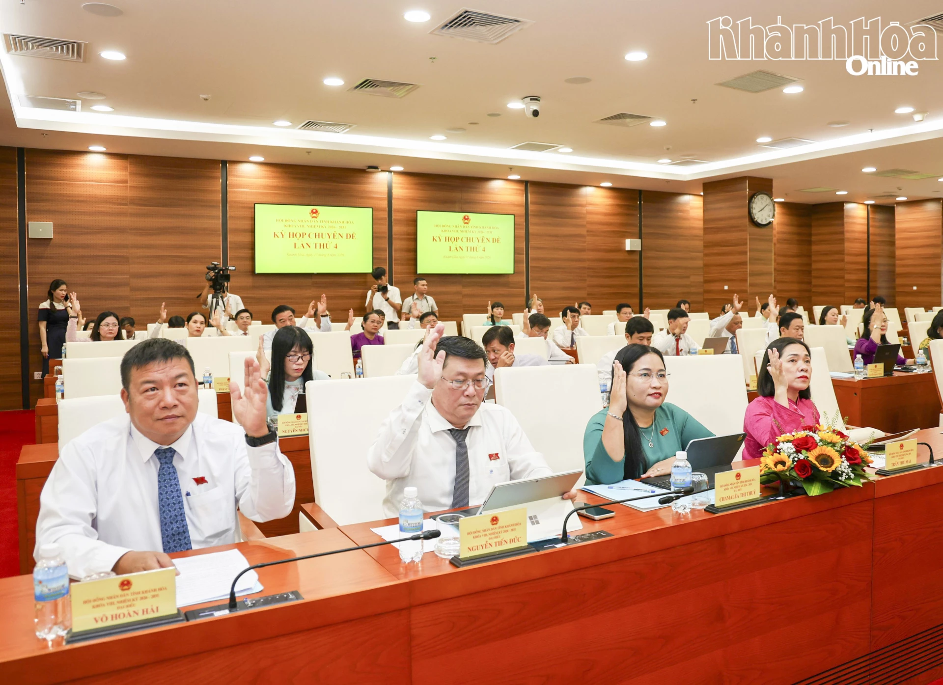 Các đại biểu biểu quyết thông qua chương trình kỳ họp.