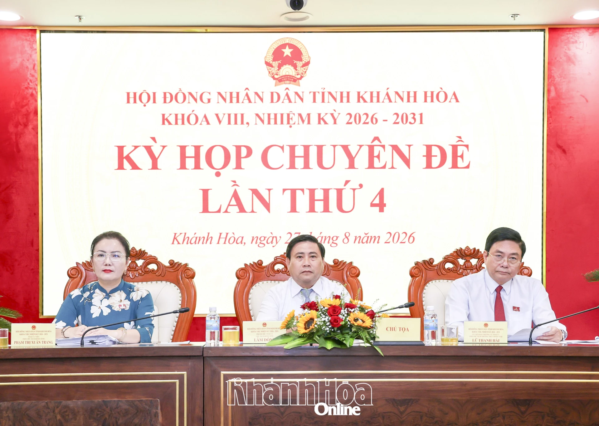 Chủ tọa điều hành kỳ họp.