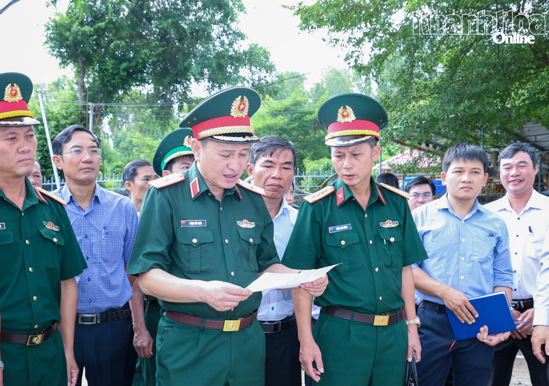 Thiếu tướng Phạm Hải Châu đánh giá cao việc phường Nam Nha Trang phát tờ rơi hướng dẫn phòng, chống thiên tai cho người dân.