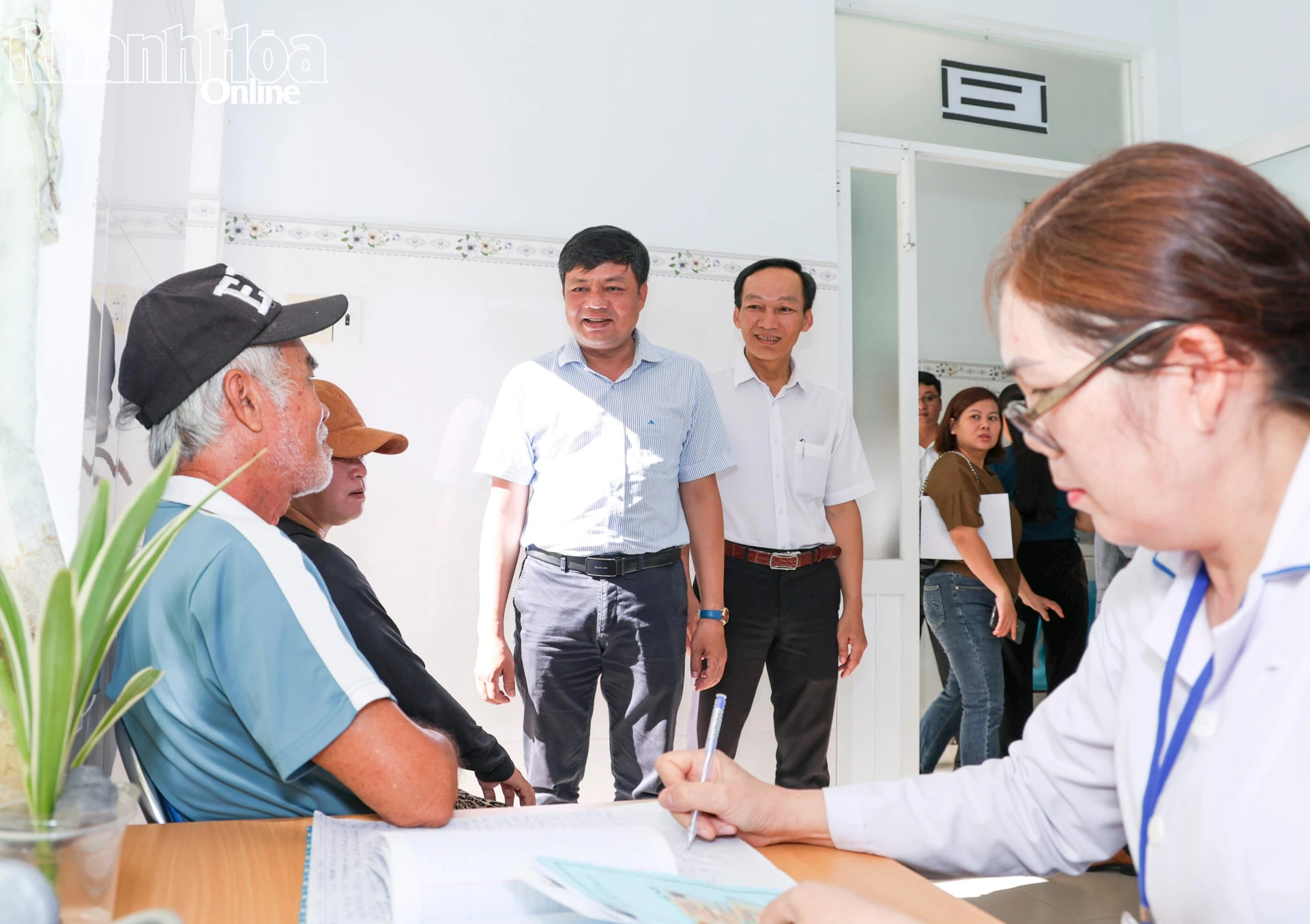 Đoàn giám sát trao đổi với người dân đến khám bệnh tại Trạm y tế phường.