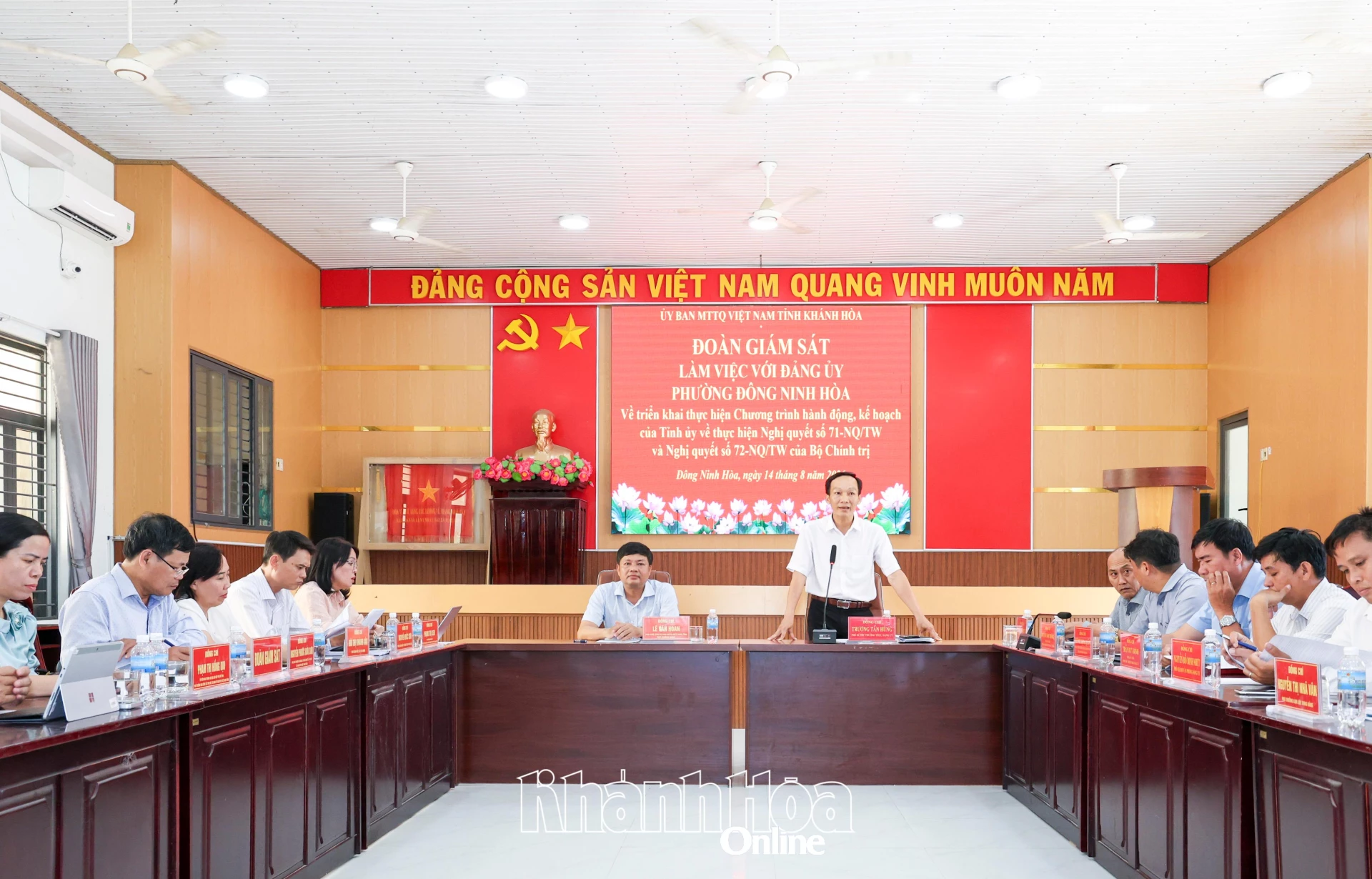 Lãnh đạo phường Đông Ninh Hòa phát biểu tại buổi làm việc.