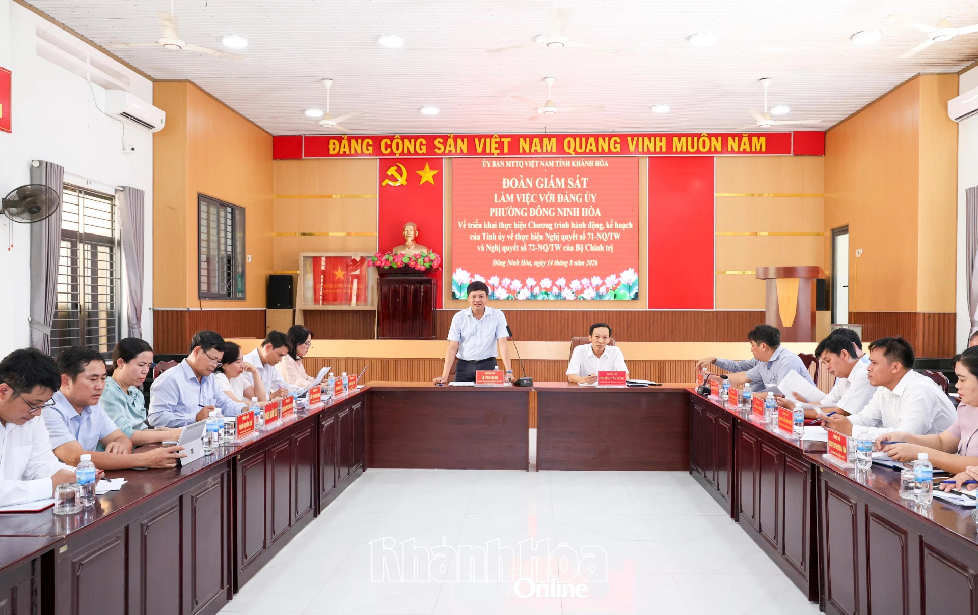 Quang cảnh buổi làm việc.