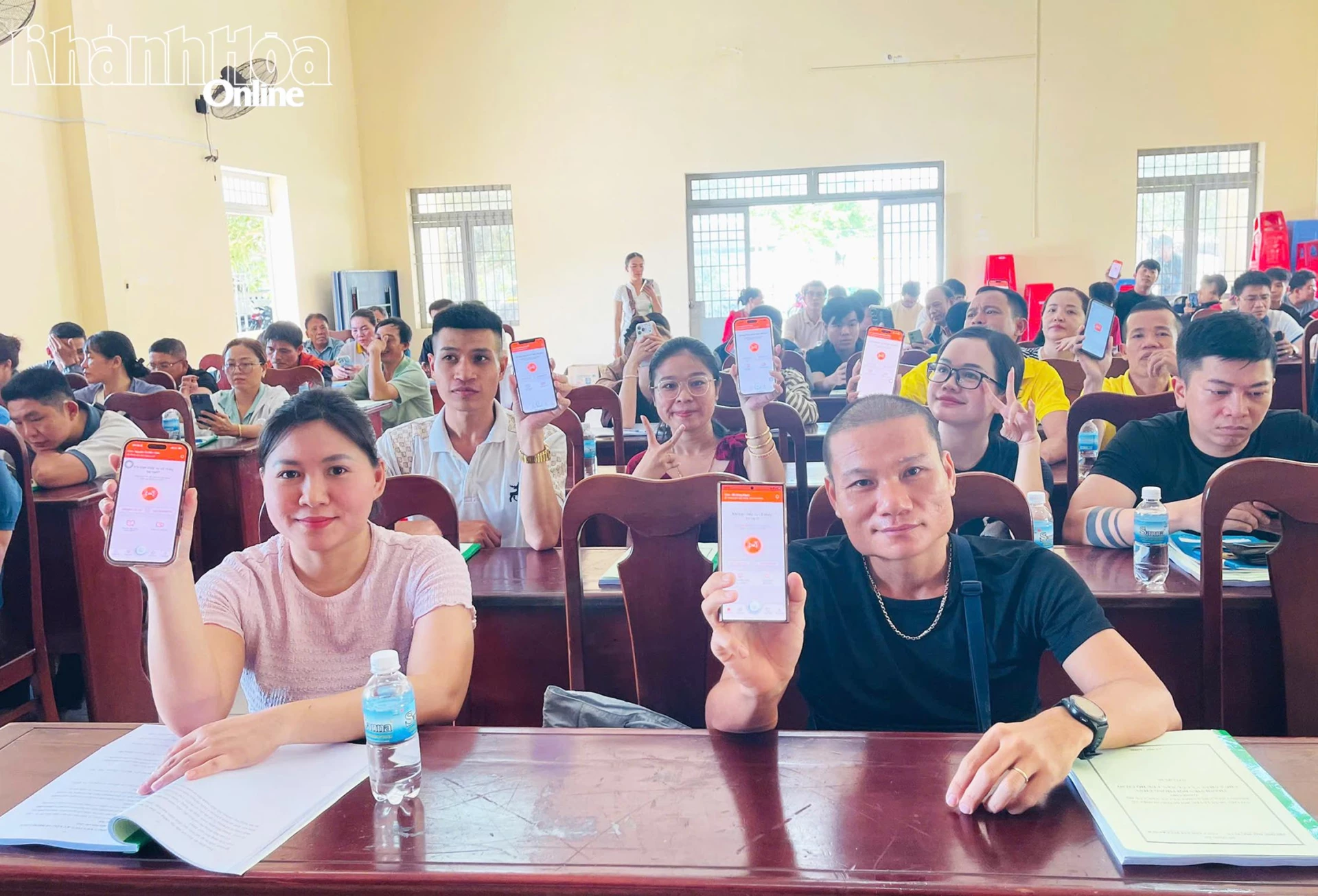 Các học viên được hướng dẫn cài đặt ứng dụng Báo cháy 114.