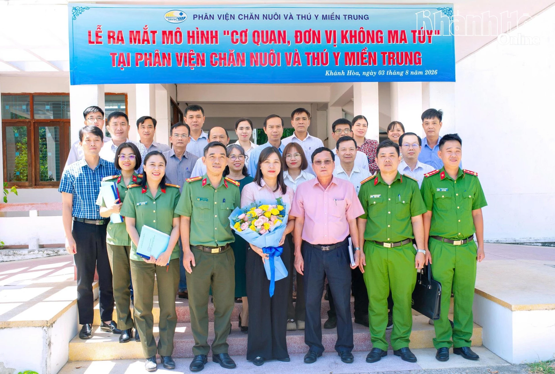 Các đại biểu chụp ảnh lưu niệm.
