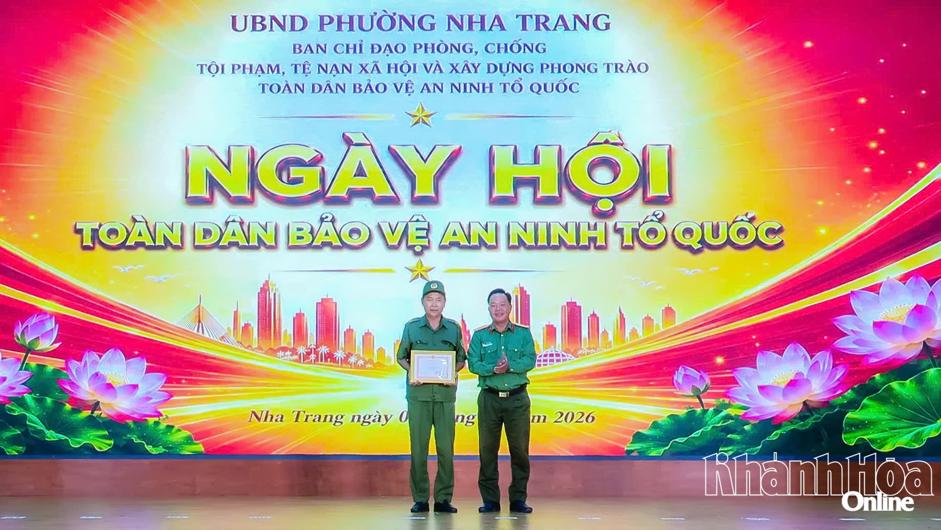 Thừa ủy quyền của Giám đốc Công an tỉnh, đại diện lãnh đạo Phòng Tham mưu Công an tỉnh trao giấy khen cho tổ bảo vệ ANTT tổ dân phố Trường Sơn.