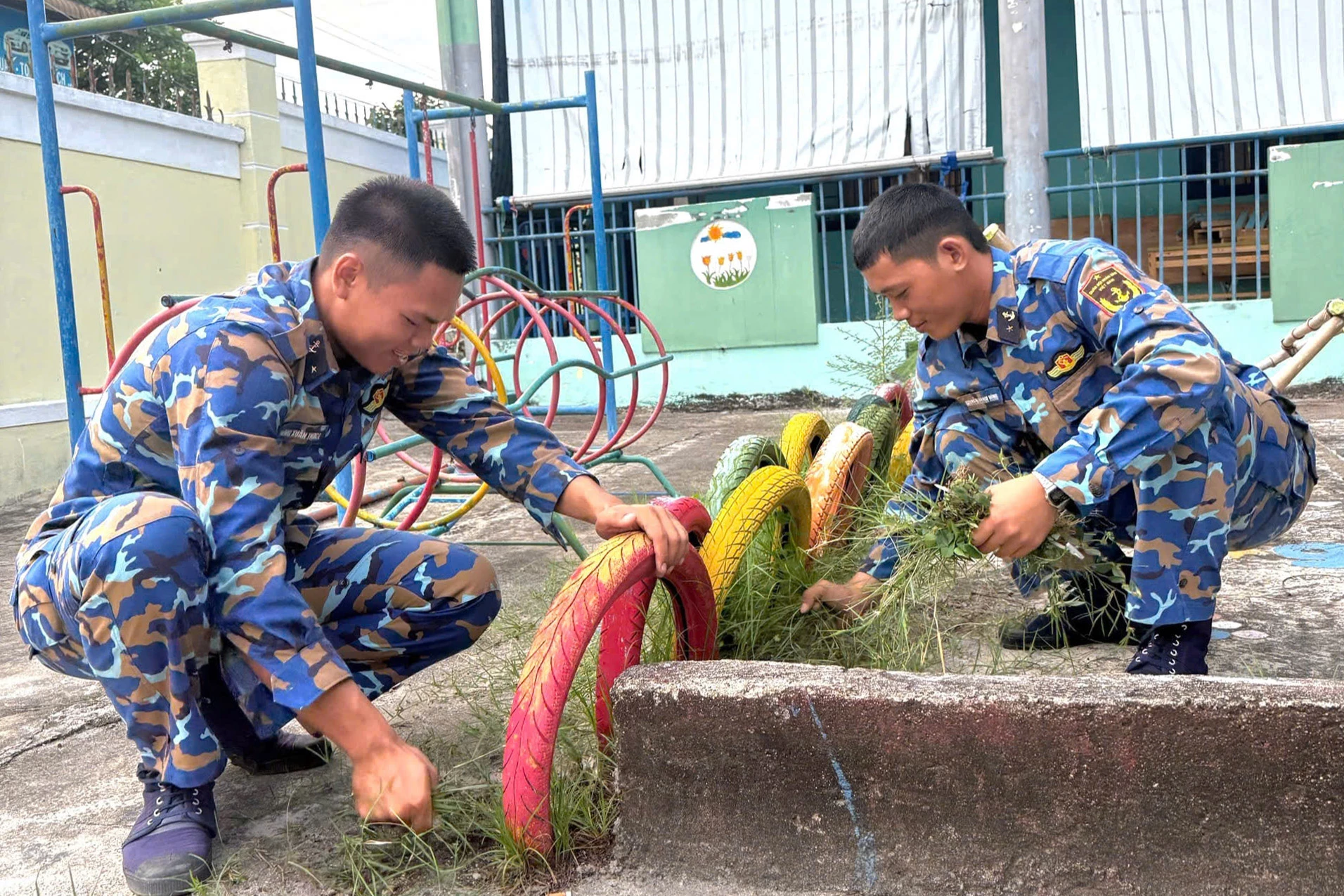 Làm vệ sinh môi trường trong khuôn viên trường học.