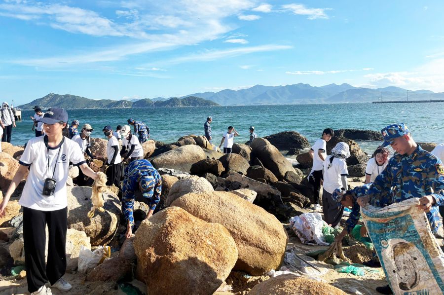 Hoạt động chung tay làm sạch biển.