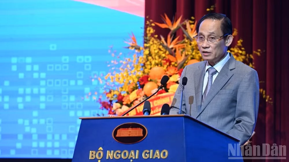 Ủy viên Bộ Chính trị, Bộ trưởng Ngoại giao Lê Hoài Trung phát biểu ý kiến tại phiên toàn thể. (Ảnh: Trần Hải)
