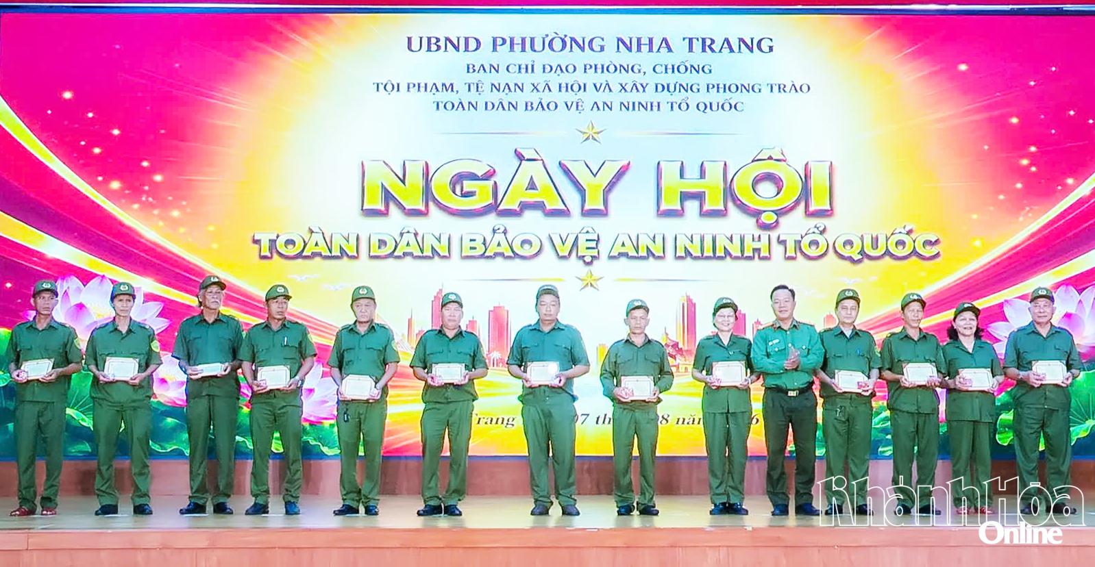 Thừa ủy quyền của Bộ trưởng Bộ Công an, lãnh đạo Phòng Tham mưu Công an tỉnh trao Kỷ niệm chương “Bảo vệ an ninh Tổ quốc” cho các cá nhân.