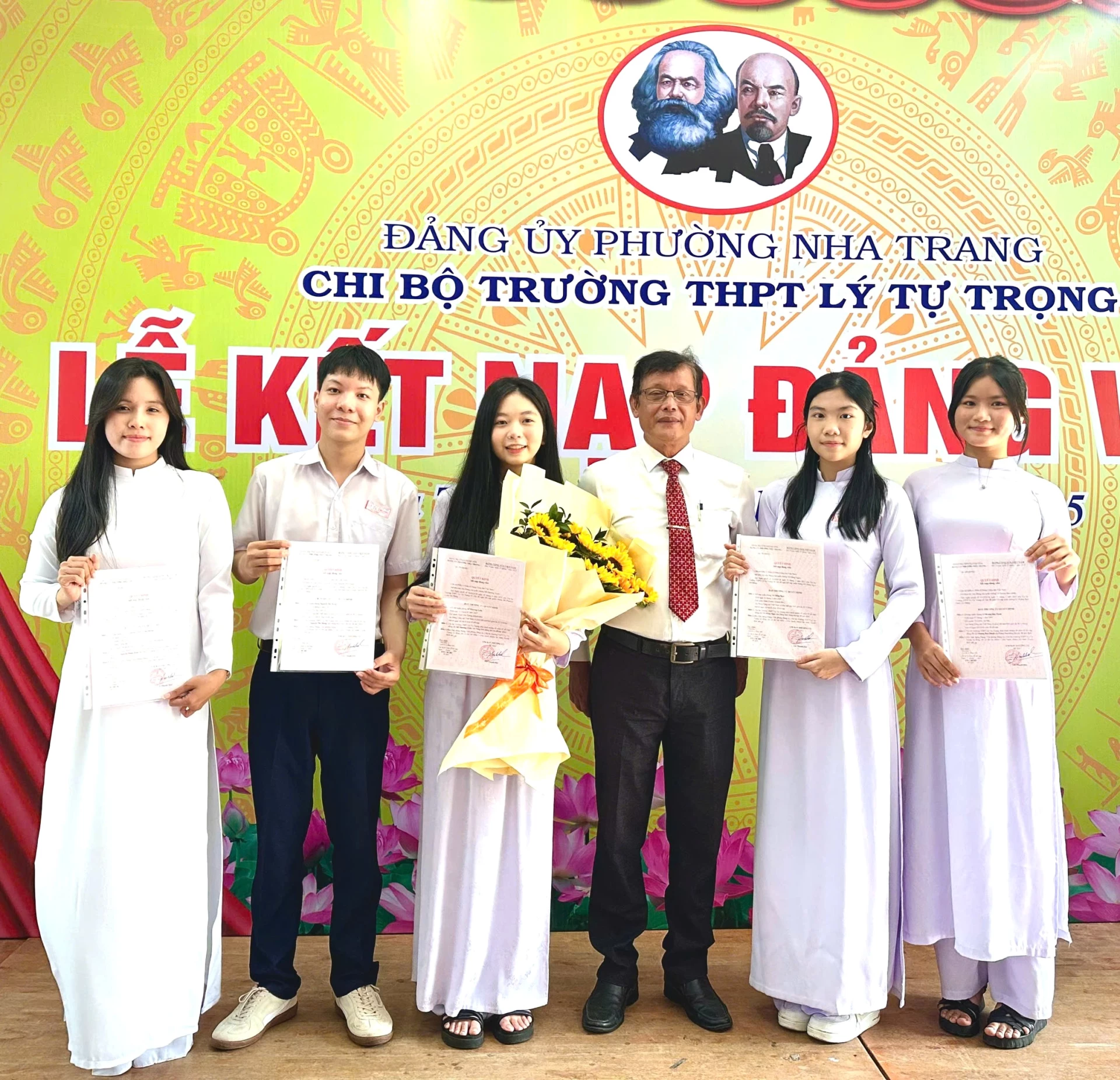 Lễ kết nạp Đảng viên mới cho học sinh Trường PTTH Lý Tự Trọng
