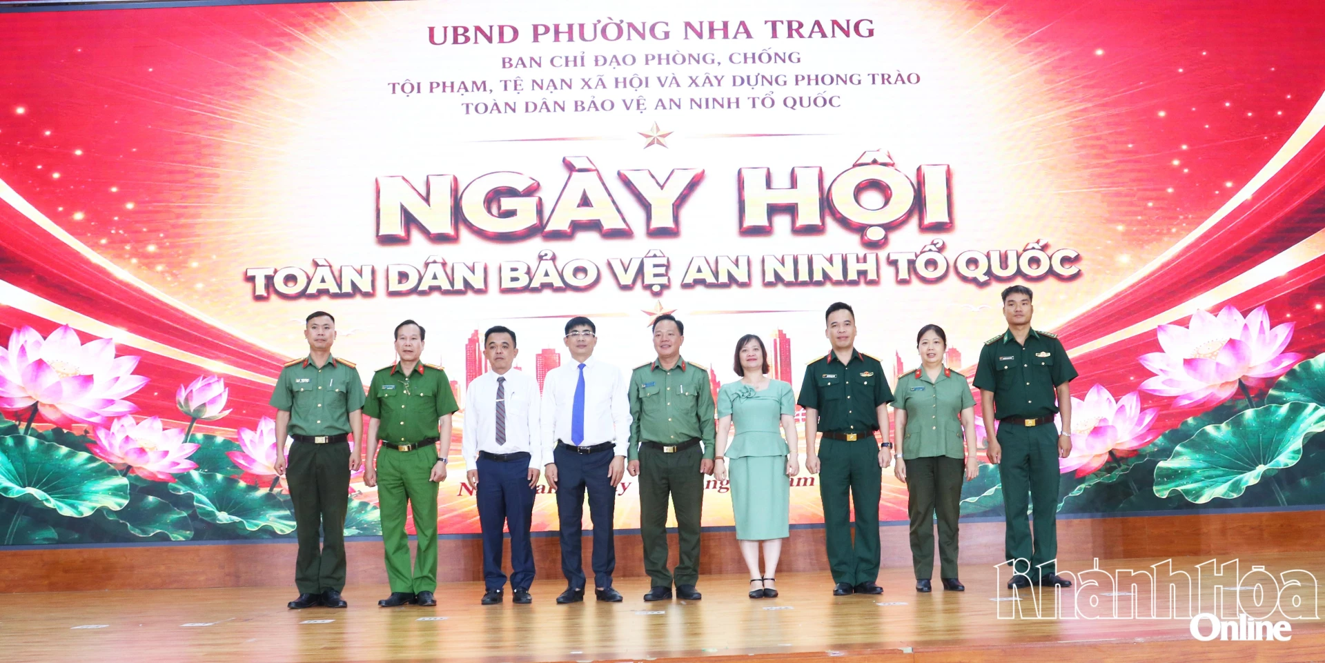Các đại biểu chụp ảnh lưu niệm.