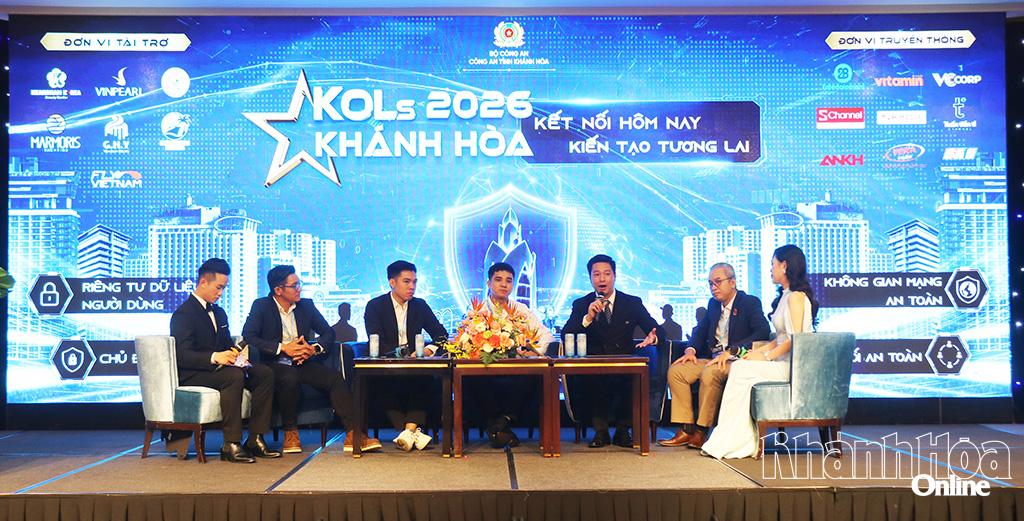 Các diễn giả tham gia về cân bằng tính thời sự với độ chính xác thông tin tại hội nghị KOLs.
