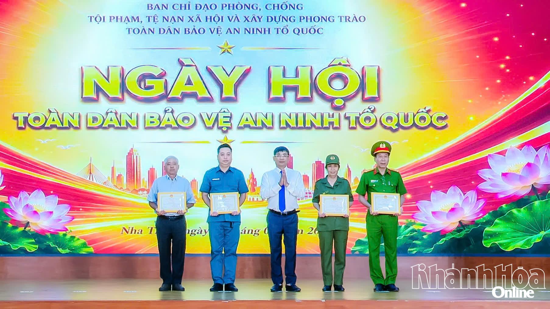 Lãnh đạo phường Nha Trang trao giấy khen cho các cá nhân,