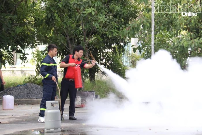 110 cán bộ, phóng viên Báo và Phát thanh, Truyền hình Khánh Hòa được tập huấn về phòng cháy, chữa cháy