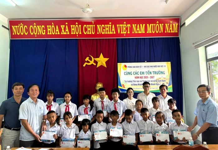 Tặng 100 suất quà cho học sinh xã Đông Khánh Sơn
