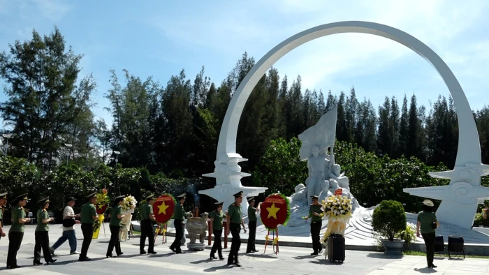 [Video] Cục Kế hoạch tài chính, Bộ Công an dâng hương tri ân các anh hùng liệt sĩ tại Khu tưởng niệm chiến sĩ Gạc Ma