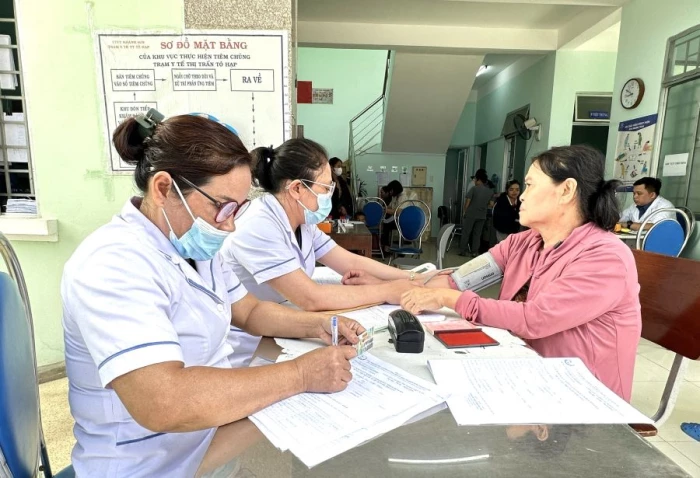 Xã Khánh Sơn: Khám sức khỏe định kỳ, sàng lọc miễn phí cho 464 người dân