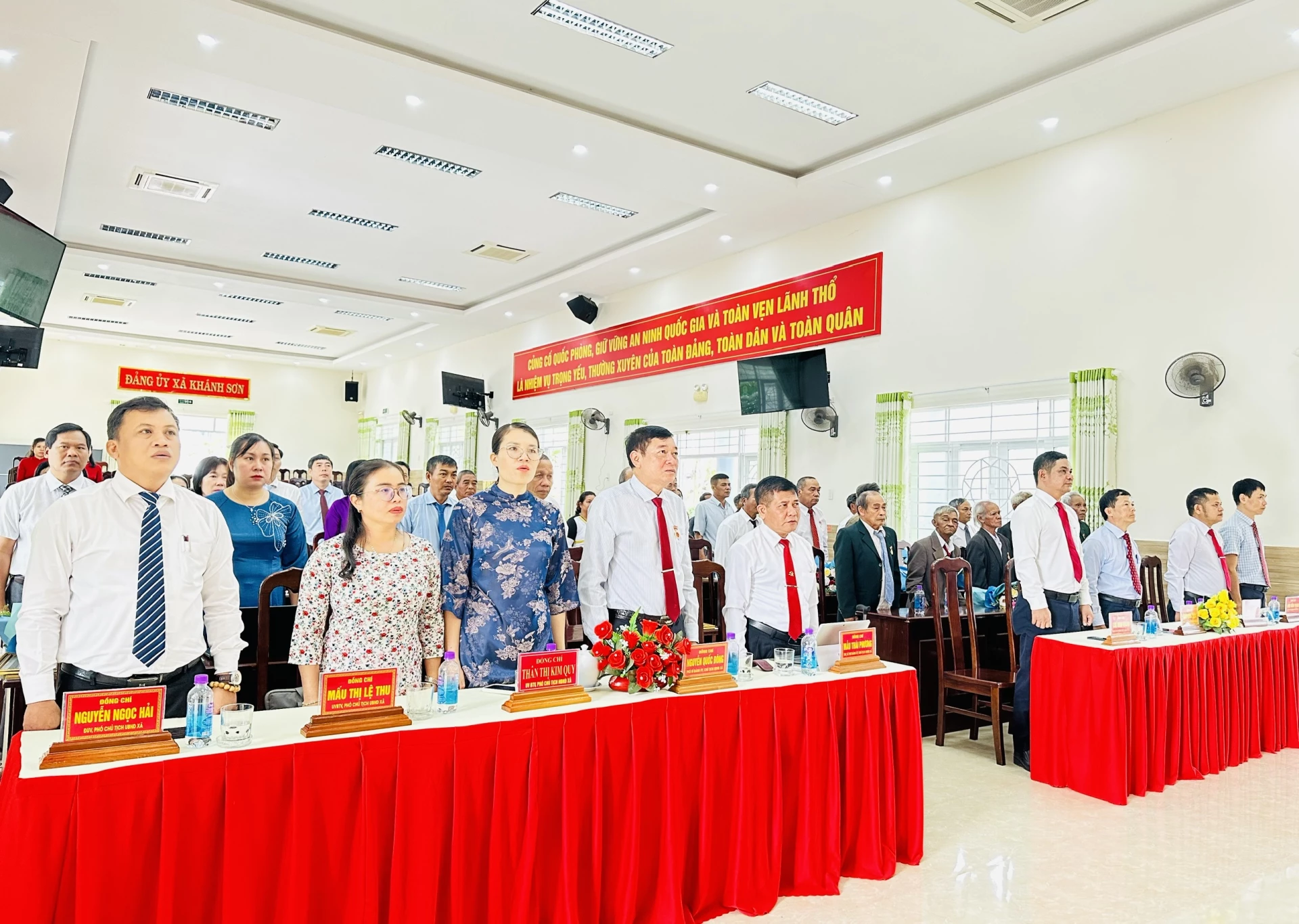 Các đại biểu thực hiện nghi thức chào cờ.