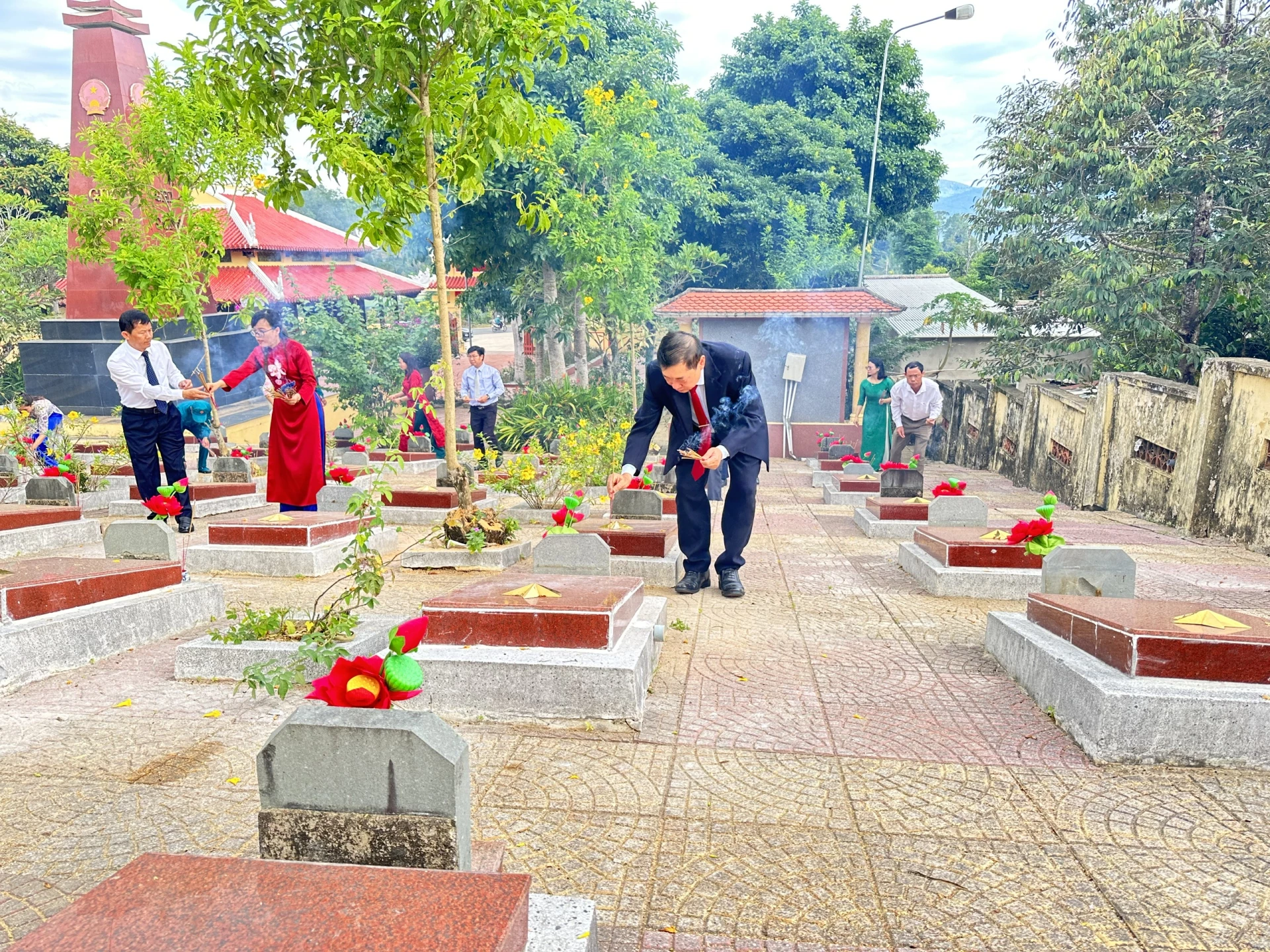 Các đại biểu thắp nhang lên phần mộ liệt sĩ tại nghĩa trang Khánh Sơn.