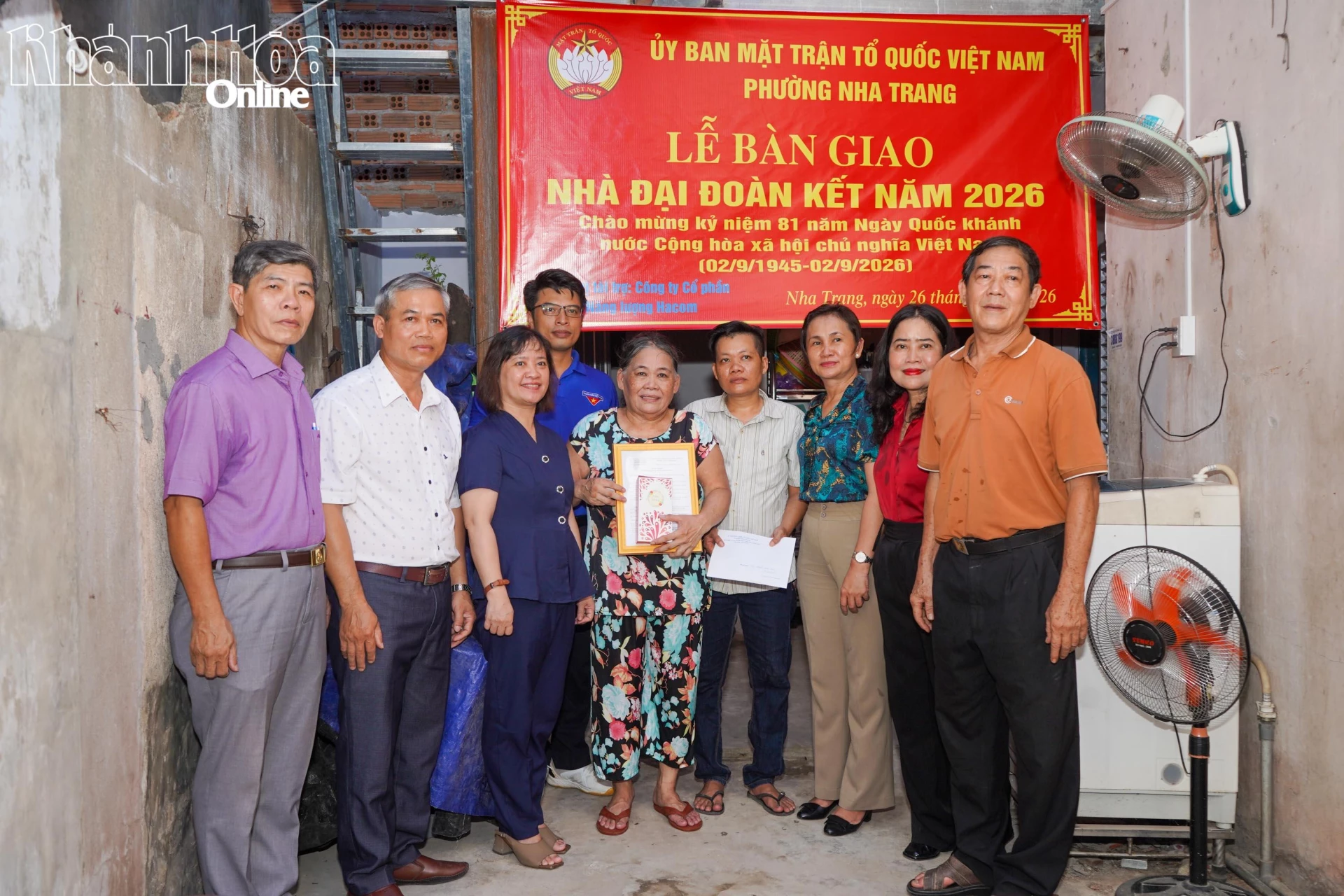 Lãnh đạo Ủy ban MTTQ Việt Nam phường, đại diện đơn vị tài trợ và tổ dân phố chúc mừng gia đình ông Nguyễn Đăng Nam nhận nhà Đại đoàn kết.